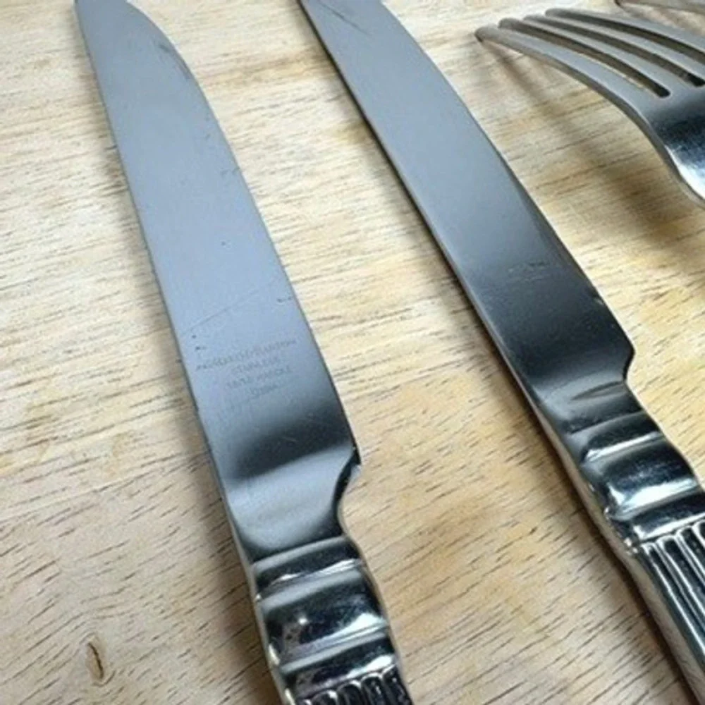 REED & BARTON CRESCENDO II Stainless 18/10 2 Dinner Forks & 2‎ Dinner Knives